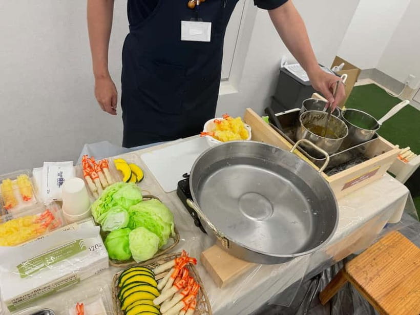Kyoto: Replica food making experience - Adding lettuce for another Japanese food-display trick