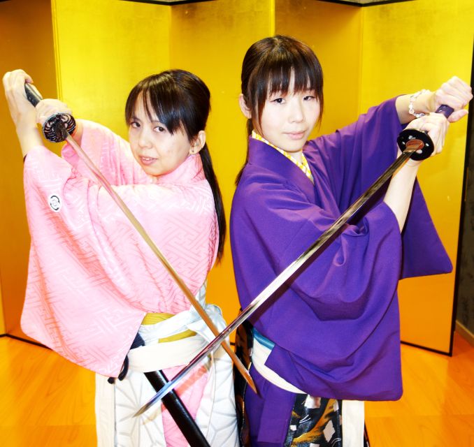 Kyoto: Samurai Sword Class by Experts in Traditional Arts - Learning to bow, draw, and return the sword
