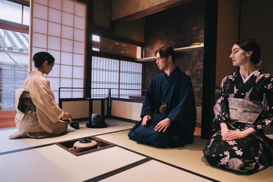 Kyoto: Tea Ceremony with Kimono and Photoshoot - Arriving at Nishiki Market or Gion