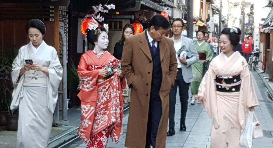 Kyoto: The Geisha Districts of Kyoto Walking Tour - What the guide adds to a difficult subject