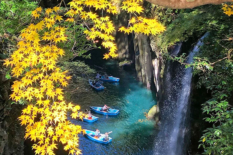 Kyushu Takachiho One-Day Tour | Takachiho Gorge Boat Ride-Kamishikimi Kumanoza Shrine/Takachiho Mini-Train-Mount Aso-Kusasenri (Departing from Kumamoto) - What the guide adds to a long day