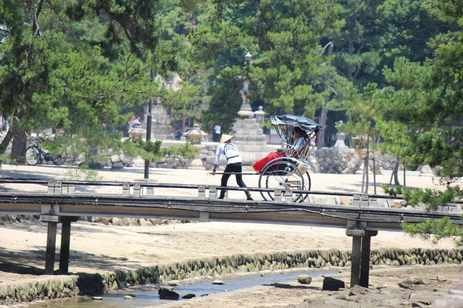Miyajima: Private Rickshaw Tour to Itsukushima Shrine - Choosing the 70-Minute Daishoin Route
