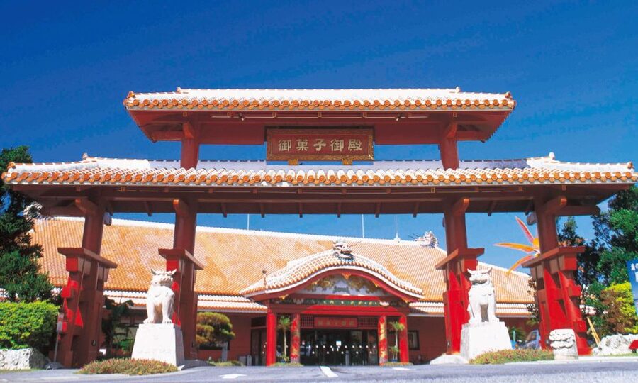 Naha: North Okinawa Sightseeing Tour & Churaumi Aquarium - Okashigoten Onna: a short stop for Okinawan sweets