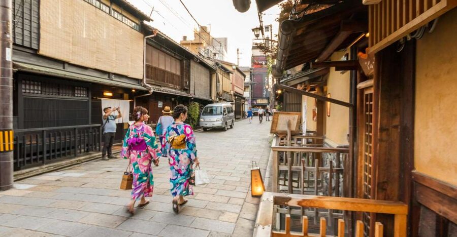 Night Walk in Gion: Kyoto's Geisha District - Following the stream through Gion