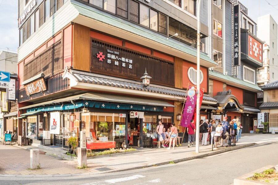 Night Walk in Gion: Kyoto's Geisha District - Learning what geiko and maiko really do