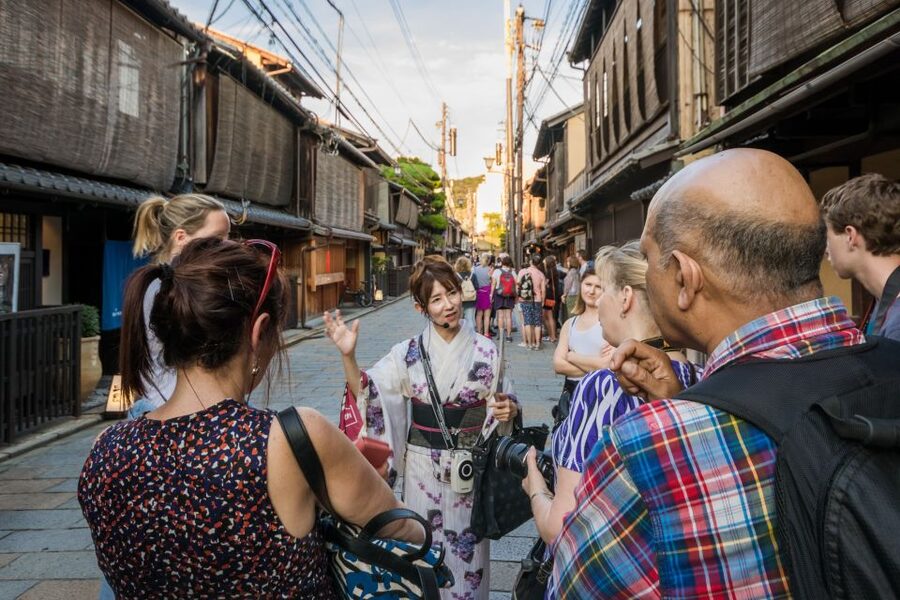 Night Walk in Gion: Kyoto's Geisha District - Seeing geiko and maiko, without treating them like attractions