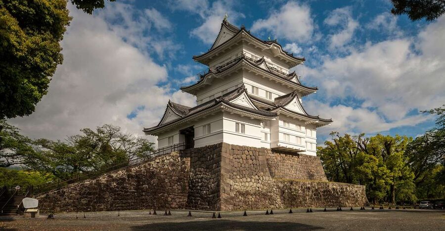 Odawara: Odawara Castle Tenshukaku Entrance Ticket - Samurai swords and armor inside the tower
