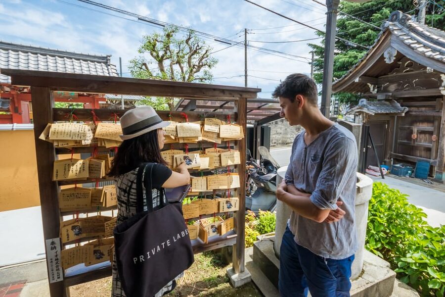 Old and Nostalgic Tokyo: Half-Day Yanaka Walking Tour - Yanaka-Ginza and the pleasure of stopping to eat