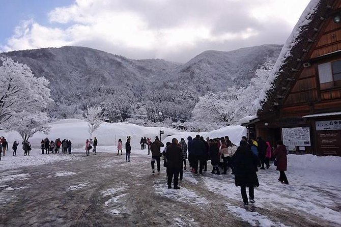 [One-day bus tour departing from Kanazawa Station] Shirakawa-go/Takayama tour platinum route bus tour - A Hida-style lunch at the right moment