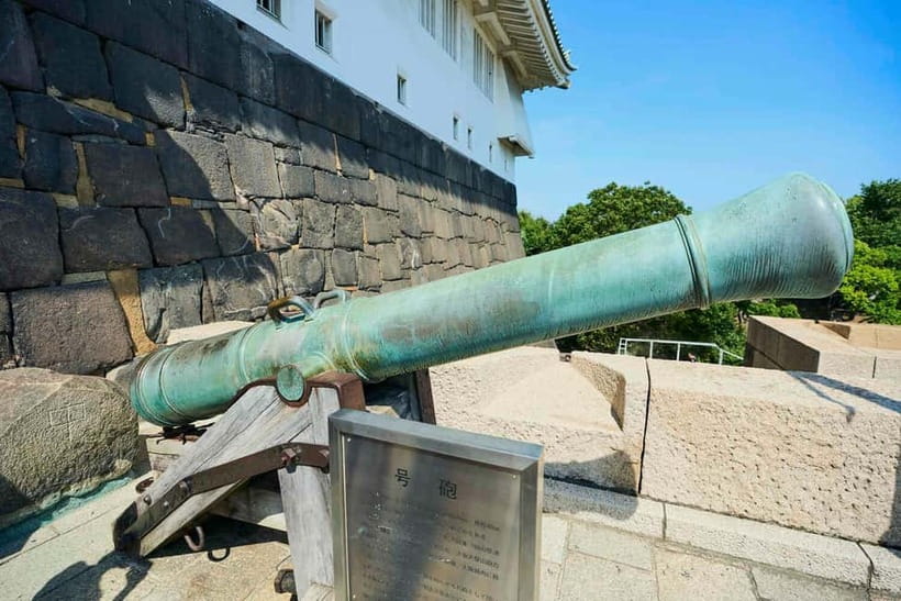 Osaka: Castle History Walking Tour / Castle Tower Admission - Osaka Castle begins with moats, gates, and traps