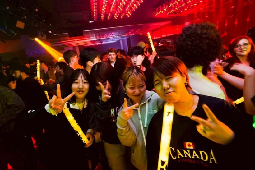Osaka Dotonbori:GIRAFFE Nightclub Ticket with Drink/VIP Plan - The Stage Show and International Crowd