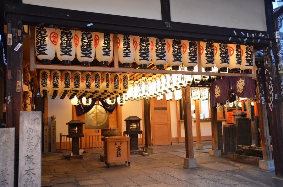Osaka: Food Tour at Night with Tastings - Sitting down at a Japanese pub