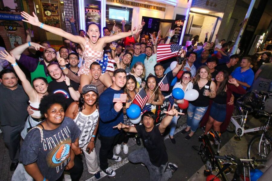 Osaka: Guided Pub Crawl - The second bar: louder music and easier introductions