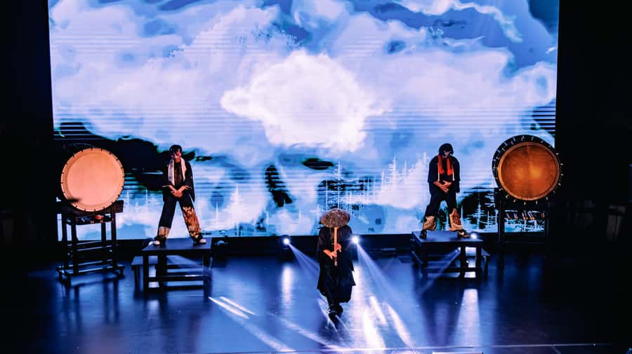 OSAKA NIGHT FUSION Japanese Taiko Kabuki Samurai Dance Show - Who will enjoy this most?