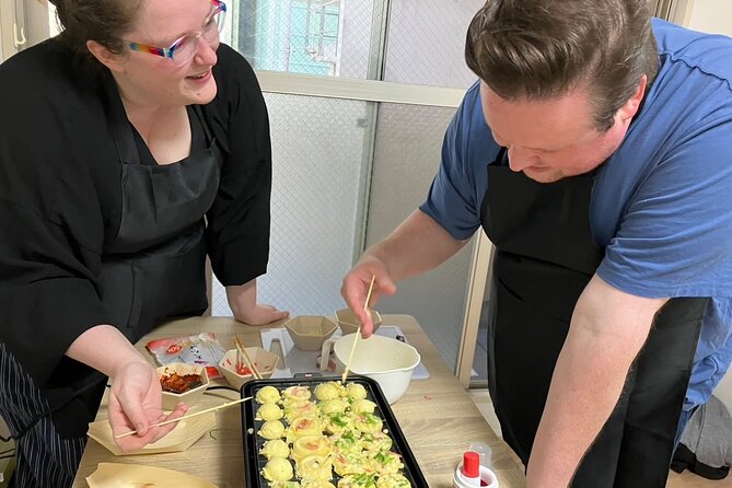 Osaka Okonomiyaki Cooking Class "Learn here and make it at home" - Turning takoyaki without losing your filling