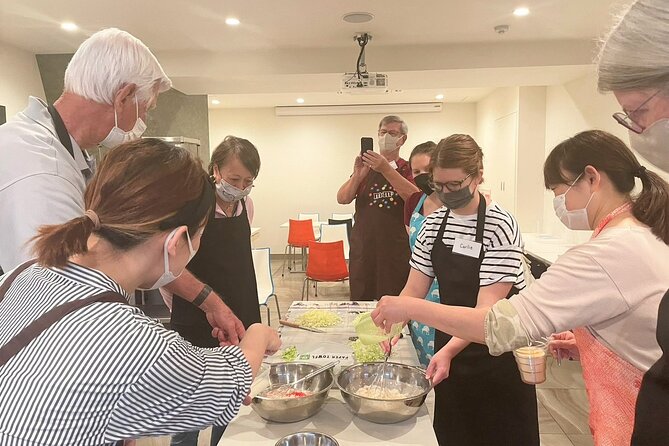 Osaka Okonomiyaki Cooking Experience! - Learning the basic okonomiyaki method