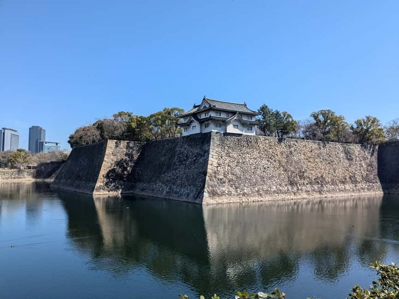 Osaka: Osaka Castle Guided Tour with Local Guide - Crossing The Stone Walls And Castle Grounds