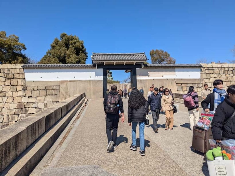 Osaka: Osaka Castle Guided Tour with Local Guide - A Guide With More Than One Lens