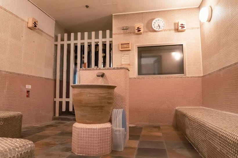 Osaka: Tennen Onsen Naniwa-no-Yu, the famous hot spring spa - The natural spring water at 659 meters underground