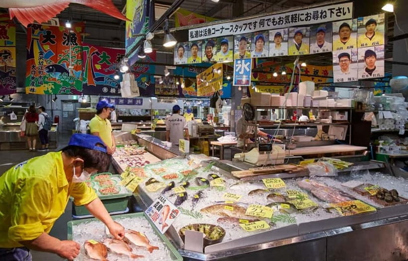 Osaka: Wakayama Cat Train, Seafood market, Hot Springs Tour - ToreTore Ichiba and the tuna-cutting show