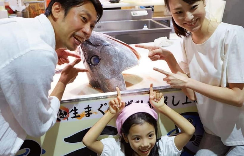 Osaka: Wakayama Cat Train, Seafood market, Hot Springs Tour - How the guide affects the day