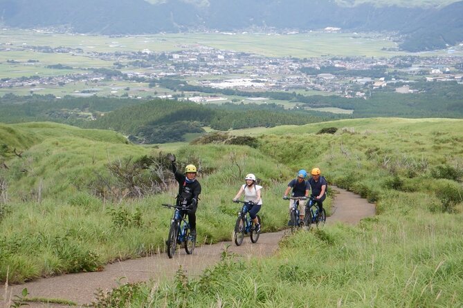 Private E-MTB guided cycling around Mt. Aso volcano & grasslands - Approaching Nakadake Crater