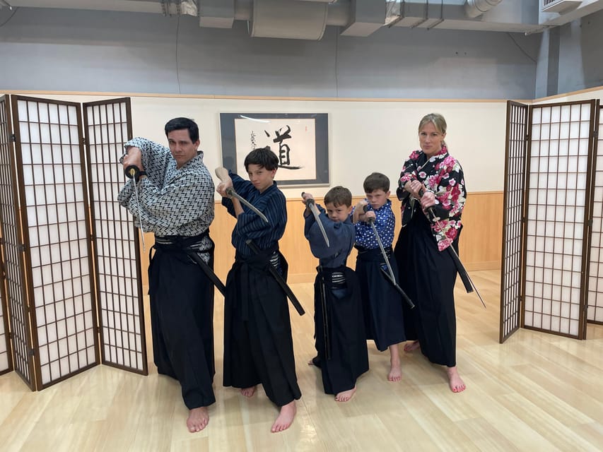 SAMURAI EXPERIENCE in Tokyo（Harajuku）【SAMURAI've】 - Putting on the kitsuke kimono