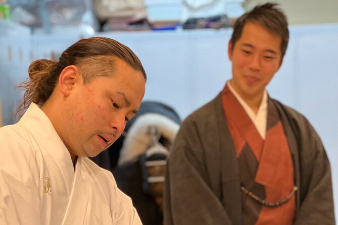 Samurai Training with Modern day Musashi in Kyoto - Practicing how to draw and sheath the katana