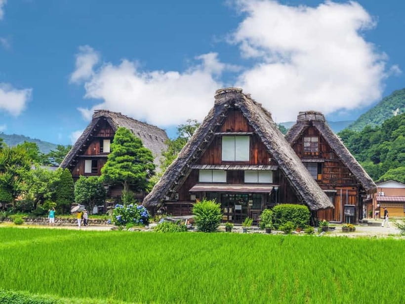 Shirakawago&HidaTakayama&GujoHachiman 1 Day Tour from Nagoya - Gujo Hachiman Castle and the town of water
