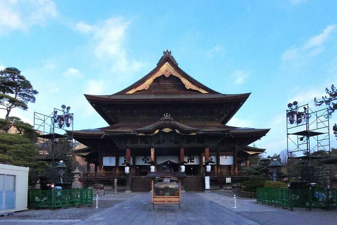 Snow Monkey Park & Zenkoji Temple Nagano Pvt. Full Day Tour. - Lunch near the monkeys at Enza Café