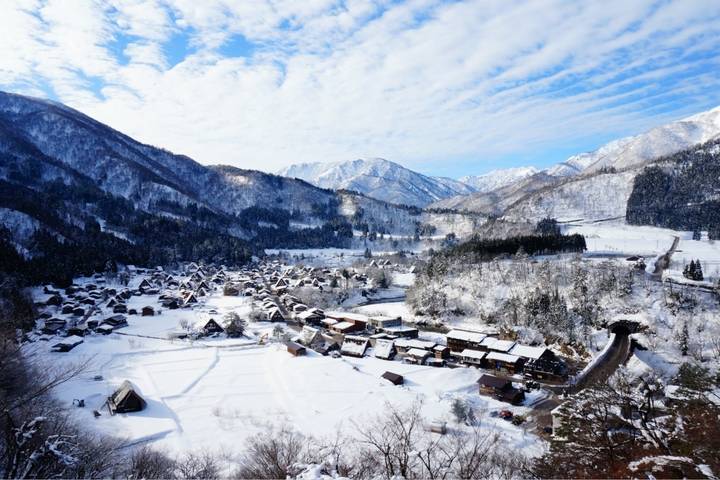 Stunning Japan with Shirakawa-go by Stunning Tours - 8-Day Tour Review - Tokyo’s palace grounds, crossing and tower