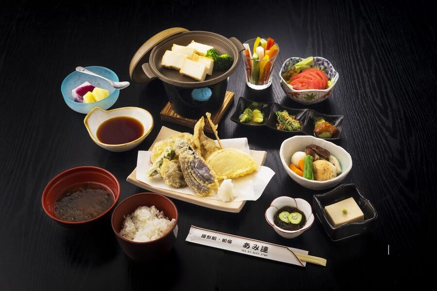 Sumida River: Japanese Traditional Yakatabune Dinner Cruise - Fourteen Japanese dishes, served at an unhurried pace