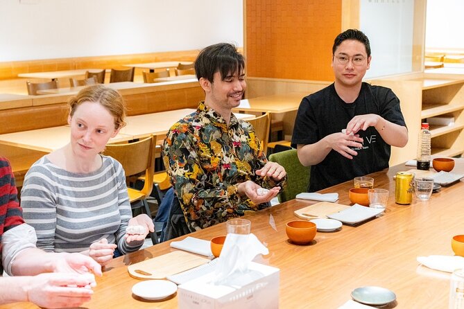Taisho Sushi Making Class in Tokyo - Rolling maki and learning gunkan