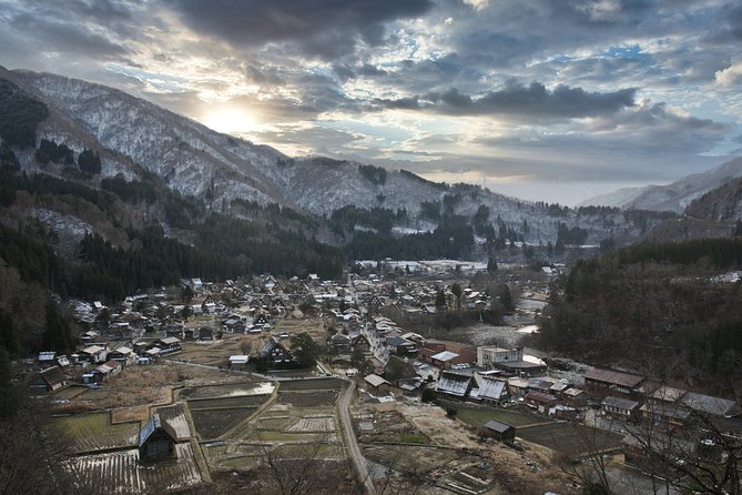 Takayama and Shirakawago/Photoshoot by professional photographer - Ogimachi Castle Old Site Observatory: the best broad view