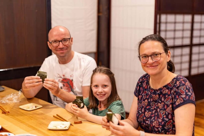 Takayama: Onigiri and miso soup making at a buddhist temple - Making onigiri by hand