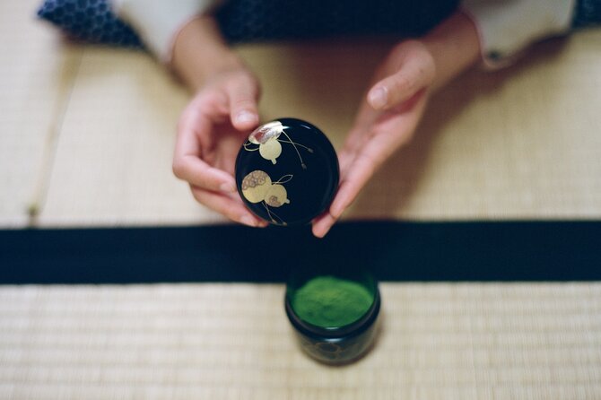 Tea ceremony by the tea master in Kyoto SHIUN AN - Sitting on the floor and handling the stairs
