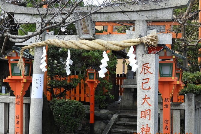 The Way of Tea: Kyoto Crafts, Hidden Temples & Wabi-Sabi Walk - A quiet temple garden before the ceremony