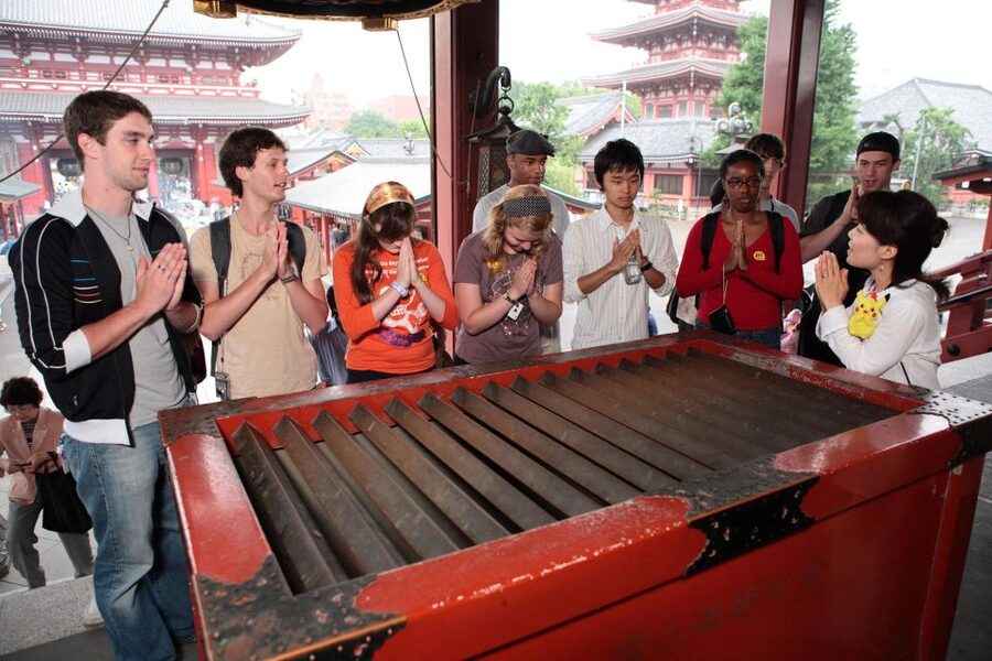Tokyo: A Half-Day Trip Bus Tour in the Morning - The guides make the short schedule work