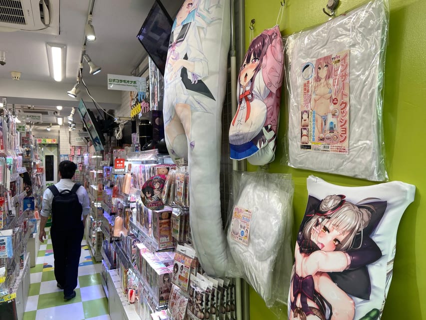 Tokyo: Akihabara Private Hentai Tour - Meeting guides Shingo and Outa