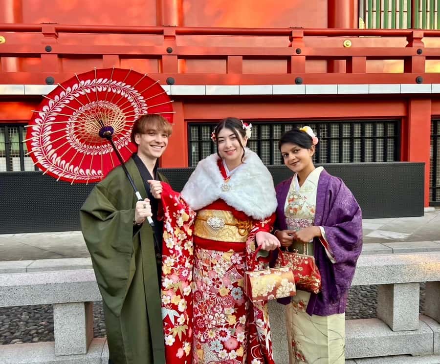 Tokyo: Asakusa Kimono Rental Experience - Walking From the Shop to Sensoji Temple