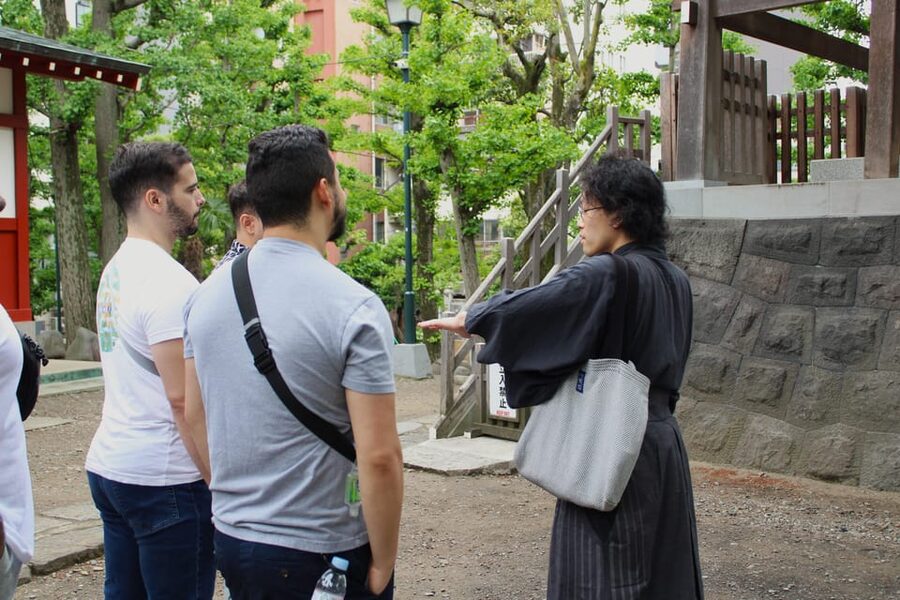 Tokyo: Asakusa Walking Tour with Japanese Comedian - How Ryo’s guiding style affects the experience
