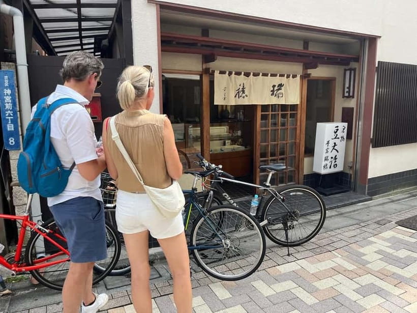 Tokyo Bike Tour: Shibuya, Harajuku & Hidden Gems - What the guide adds to the ride