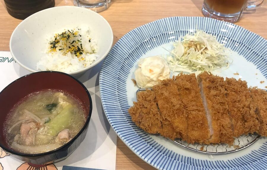 Tokyo: Challenge Sumo Wrestlers and Enjoy Meal - Questions and photos with the wrestlers