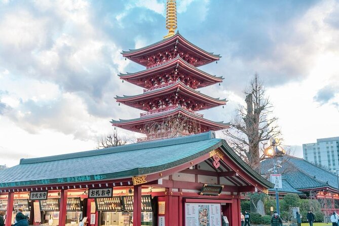 Tokyo City Attractive One Day Tour - Shinjuku Gyoen gives the city room to breathe