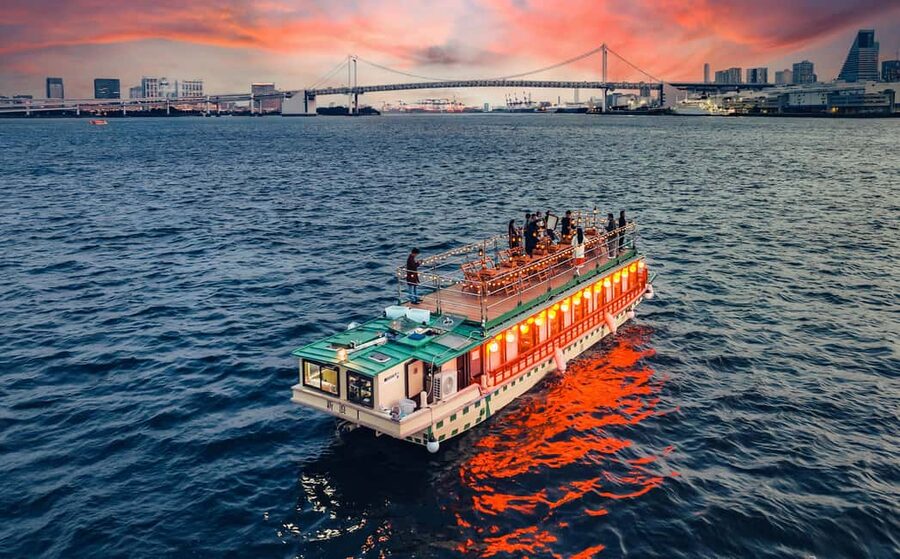 Tokyo Dinner Cruise & Tradition Show & Drinks & Tokyo Tower - Why this short Tokyo cruise works so well
