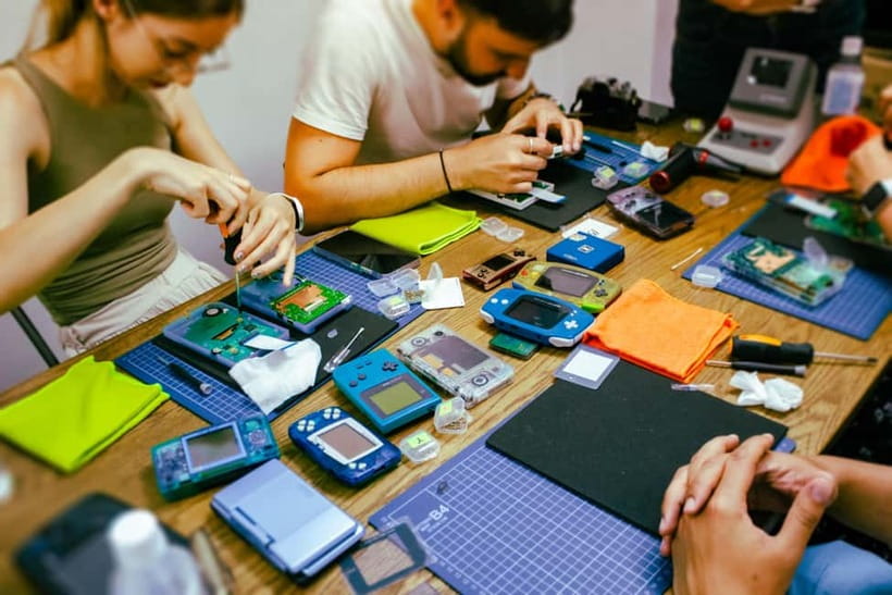 Tokyo: Gameboy Mod Workshop at Akihabara - Choosing your own Game Boy design