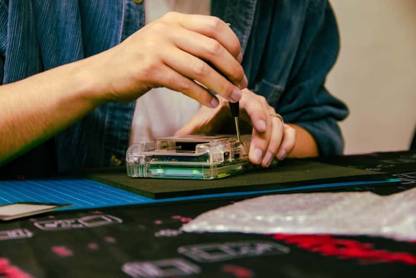 Tokyo: Gameboy Mod Workshop at Akihabara - Rebuilding with a modern screen and new parts