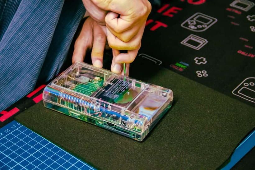 Tokyo: Gameboy Mod Workshop at Akihabara - Finishing the build and choosing games