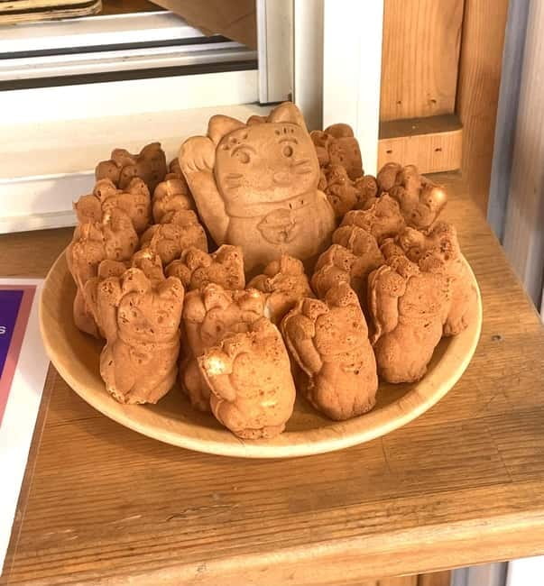 Tokyo: Gotokuji Cat Temple, Shinjuku Cat Cafe & 3D Cat Tour - Walking through Gotokuji’s local shopping street