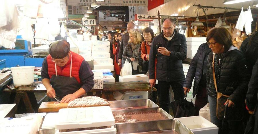 Tokyo: Guided Walking Tour of Tsukiji Market with Breakfast - Seven tastings that make up breakfast